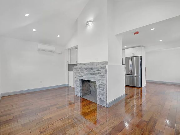 4th image of 21502 Hollis Ave