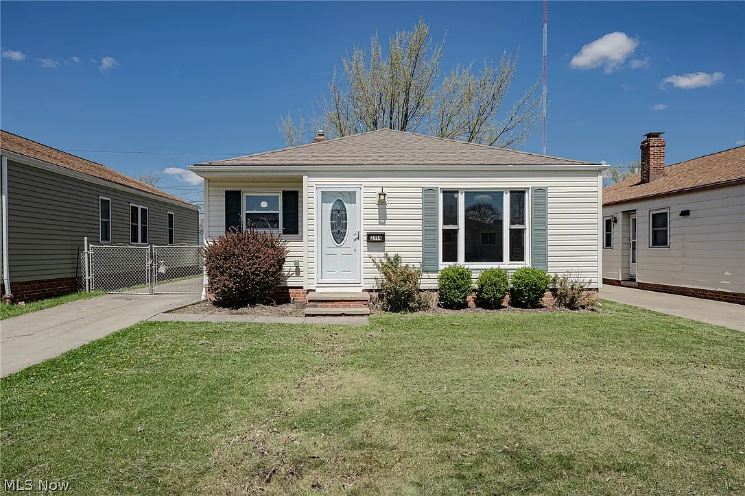 2914 Center Dr photo 1