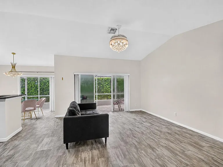 208 Caribe Ct — Photo 5