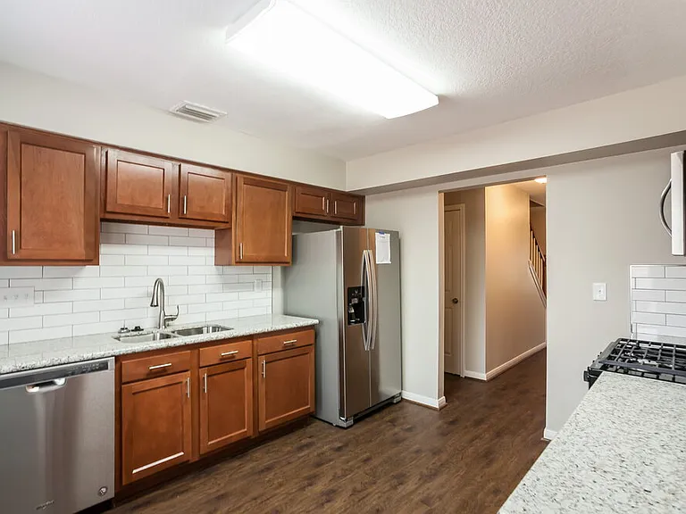 501 W Hunters Ln — Photo 8