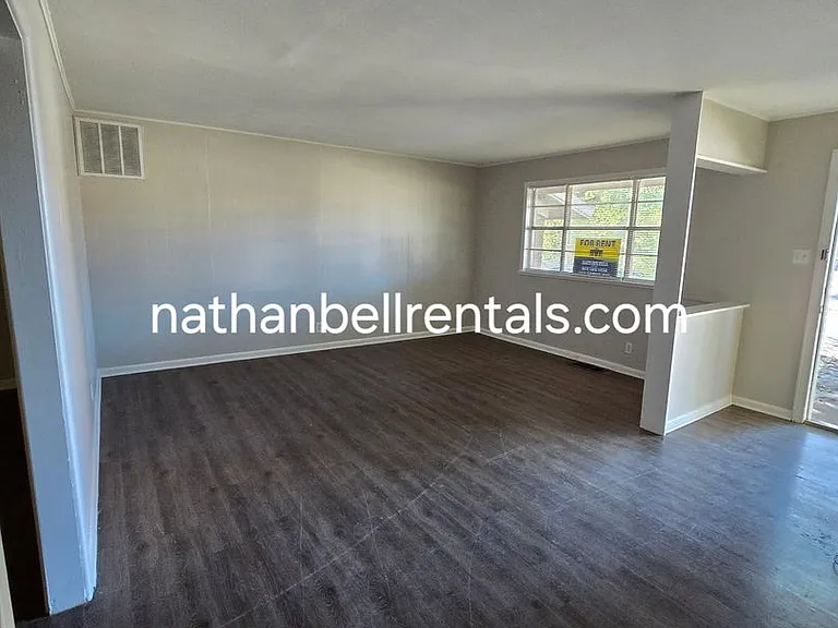 1295 E Houston St — Photo 8