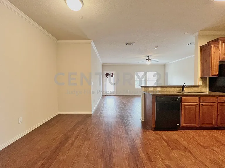 420 W Franklin St #10 — Photo 4