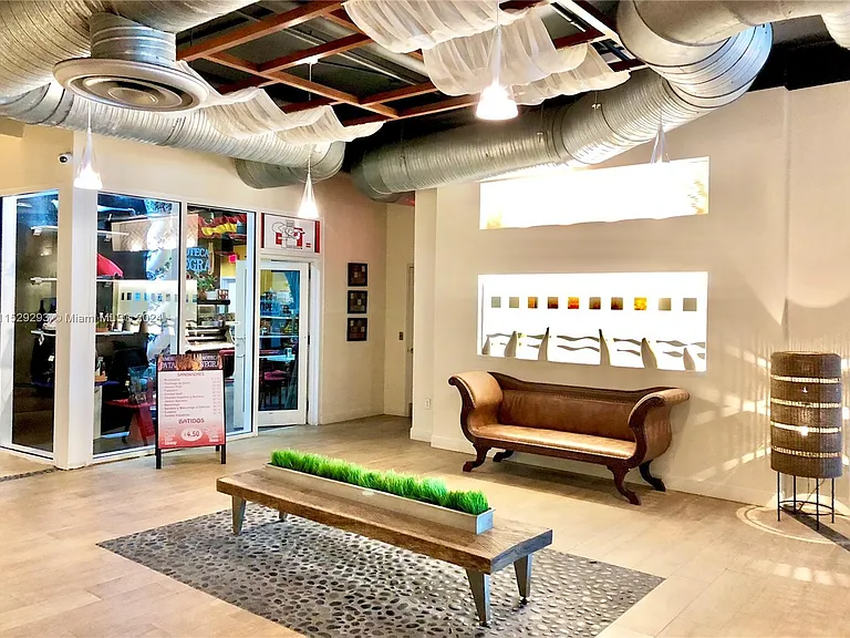 10 SW South River Dr #10 — Photo 3