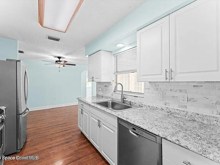 1527 Spruce Rd — Photo 5