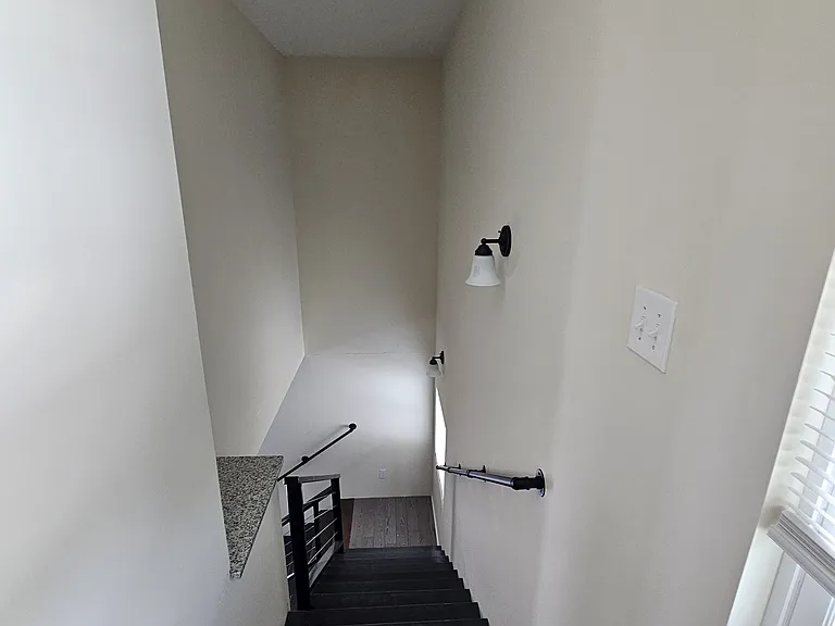 134 N Madison Ave — Photo 9