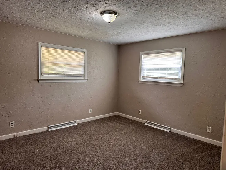 453 Foster St — Photo 18