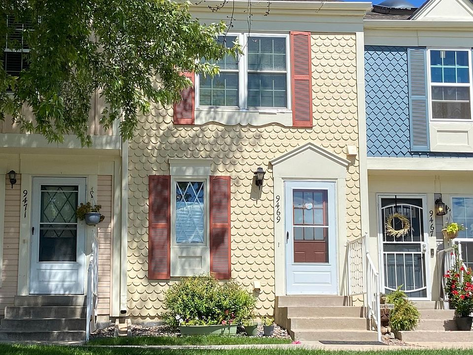Well kept grounds with plenty of grass areas (center unit in photo)