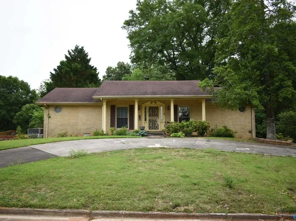 3305 Greymont Dr SW, Huntsville, AL 35801