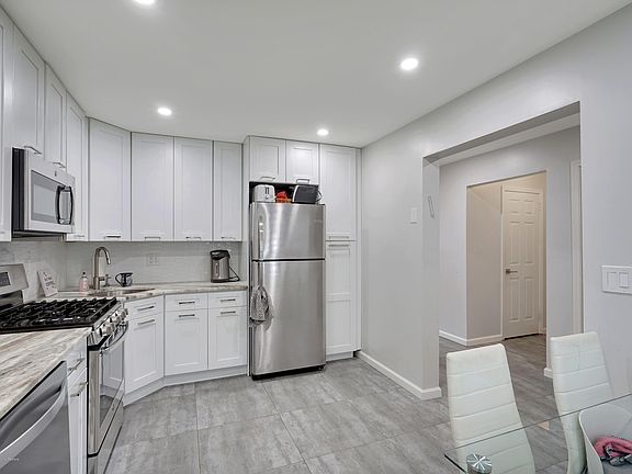 4th image of 533 Woodbine Ln