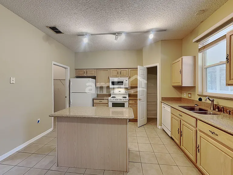 138 Pine Isle Dr — Photo 3