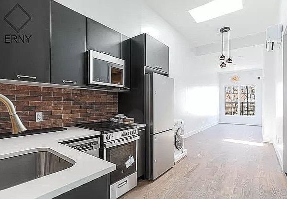 2nd image of 99 Varet St #2
