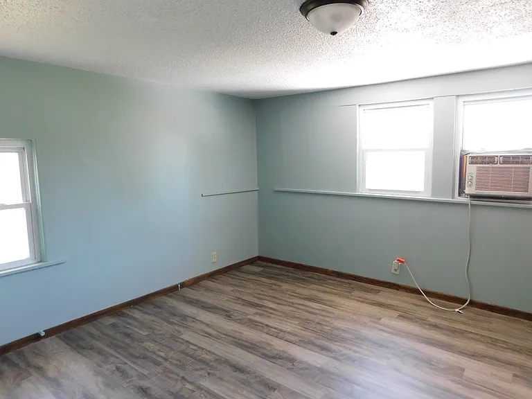 113 S Oak St — Photo 8