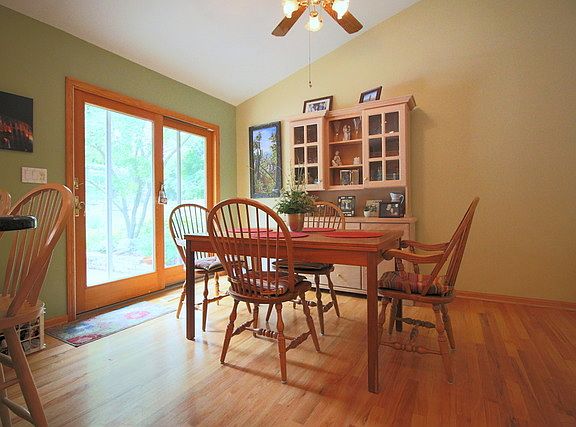 5th image of 939 Fairlawn Ave