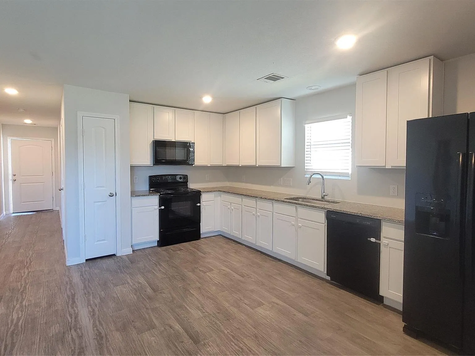 3 bed, 2.0 bath, 1192 sqft, $1,575 — Photo 4