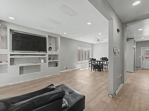 2nd image of 848 N Lawler Ave