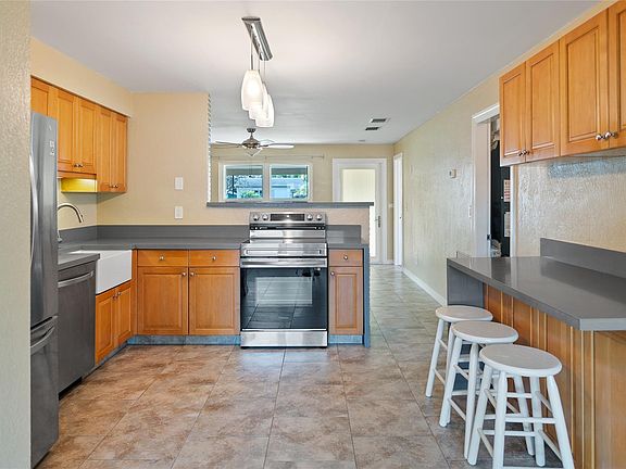 5th image of 4640 SW 25th Terrace