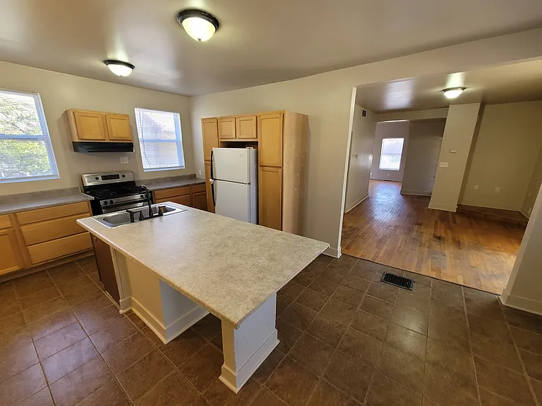 824 Lyon St NE — Photo 3