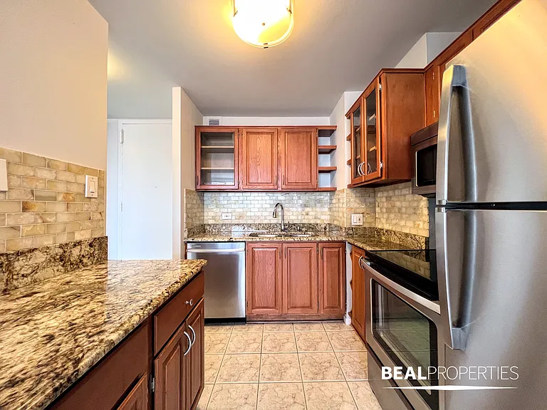 1344 N Dearborn — Photo 41