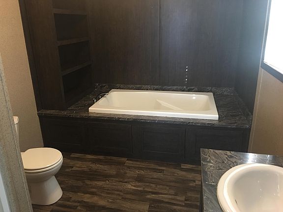 3rd image of 190 Lakeshore Cir