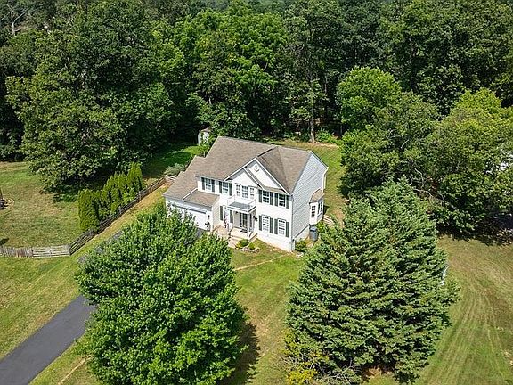 4th image of 26 Colonel Miles Ct