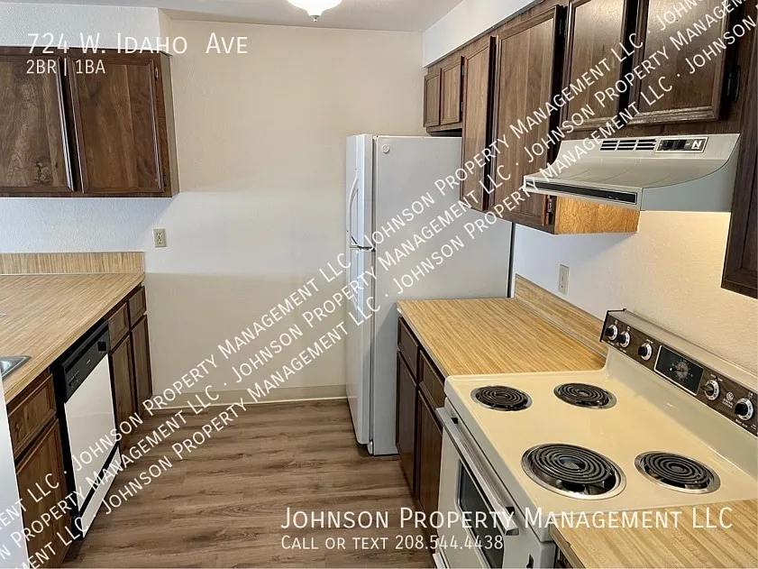 Central Meridian 2 Bed Upstairs Apartment with Patio, A/C & Washer/Dryer. — Photo 4
