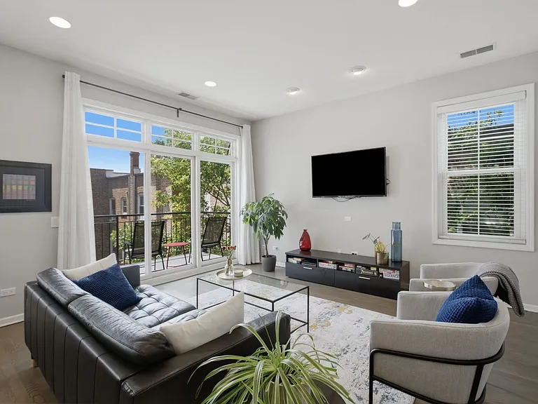 623 W Barry Ave #1 — Photo 2