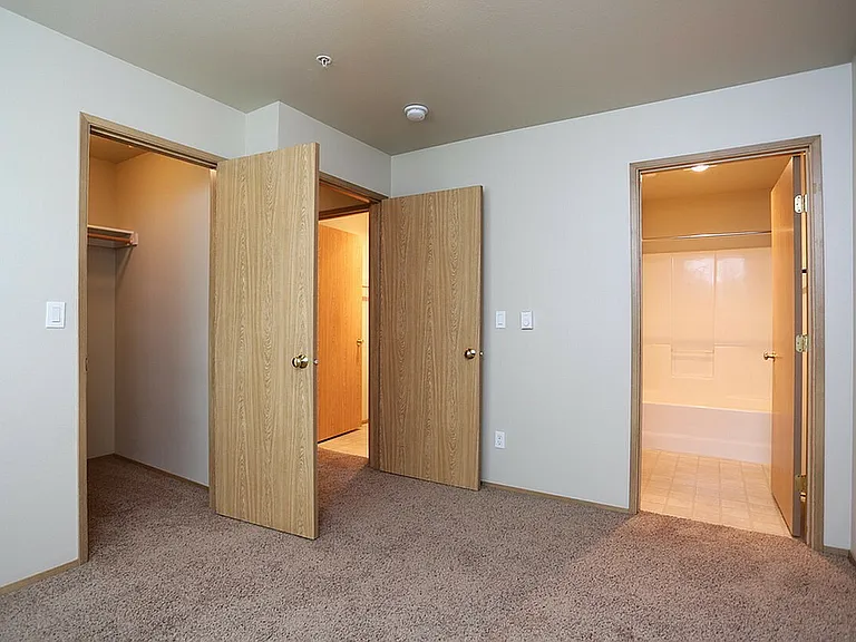 Bedroom 2 With En Suite Bathroom & Walk-In Closet
