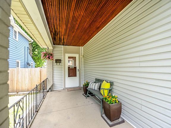 3rd image of 1541 Woodlawn Ave