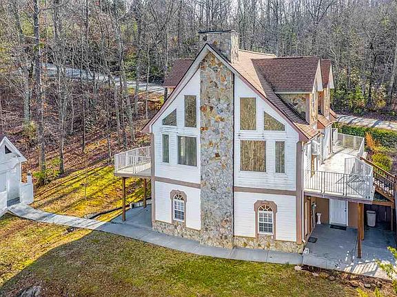 3rd image of 215 Ponder Ln