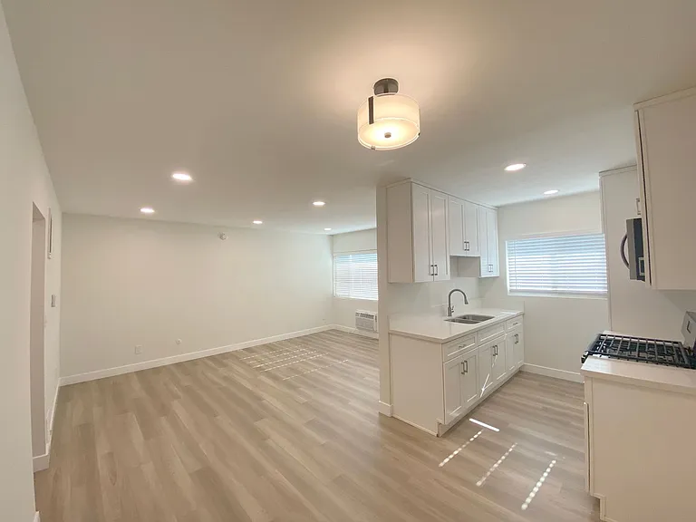 455 W Dryden St — Photo 1