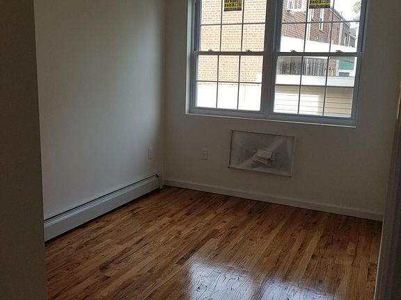 1st bedroom w/access to bath from room