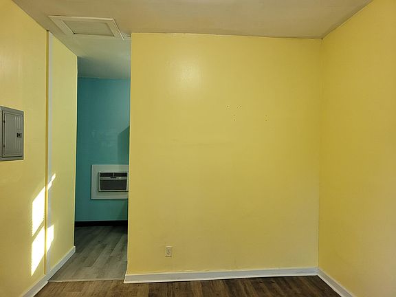 5th image of 303 Carver Dr #B