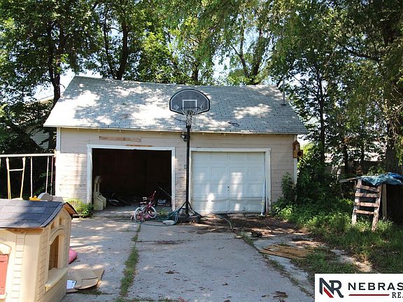 3rd image of 842 W A St