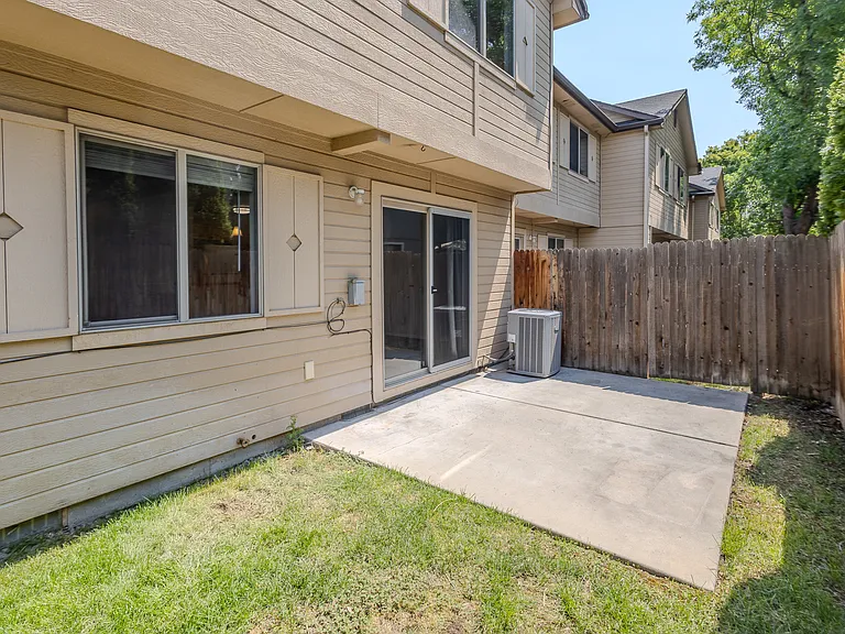 936 N Mercer St — Photo 10