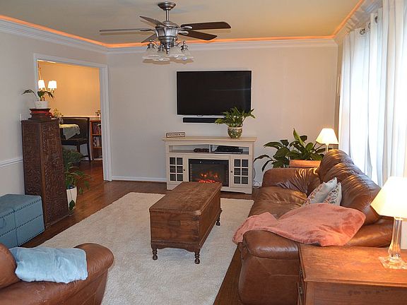 2nd image of 12 White House Cir