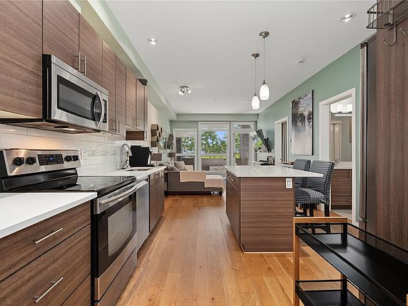 3rd image of 924 Esquimalt Rd #109