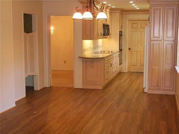 5th image of 328 W Pleasantview Dr