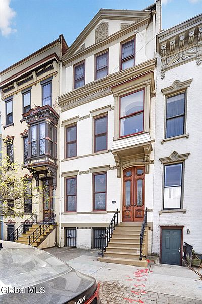 3rd image of 490 Madison Avenue