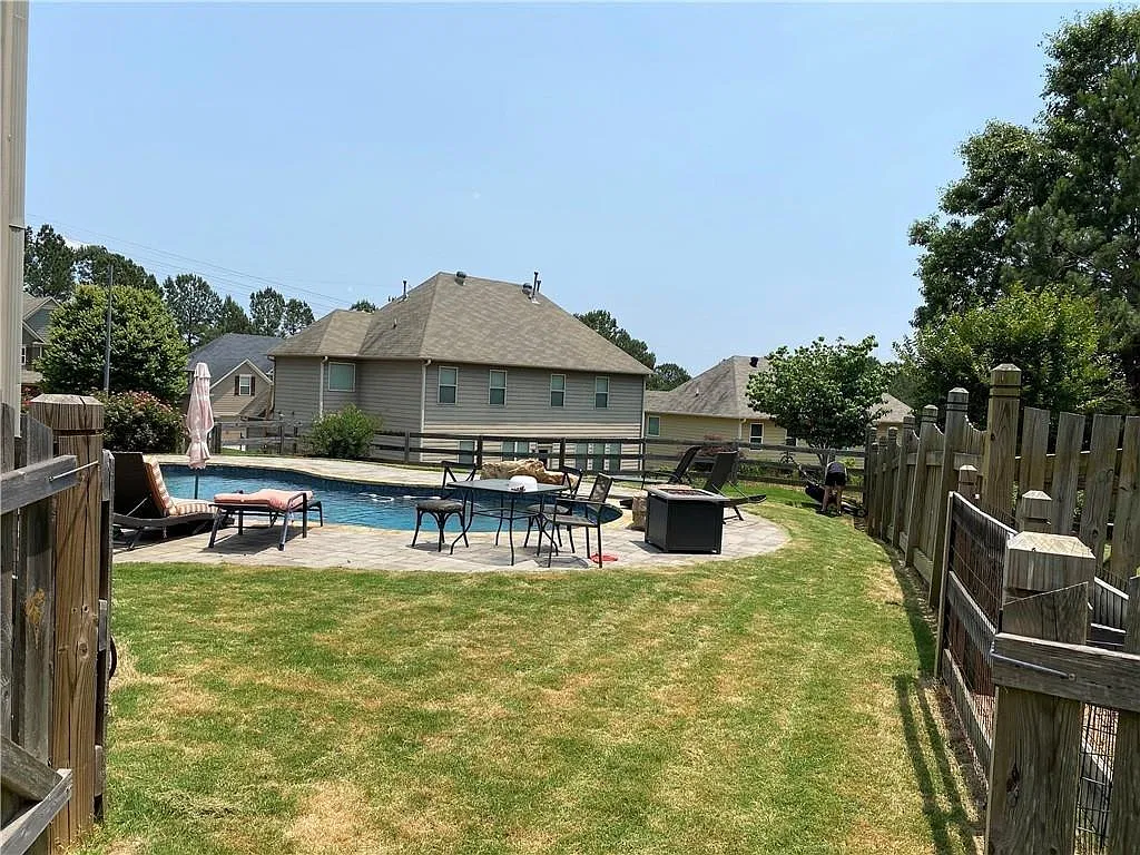 4 bed, 2.5 bath, 2434 sqft, $3,300 — Photo 2