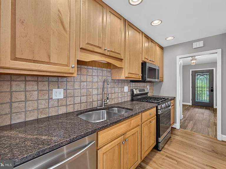 6443 Walters Woods Dr — Photo 25