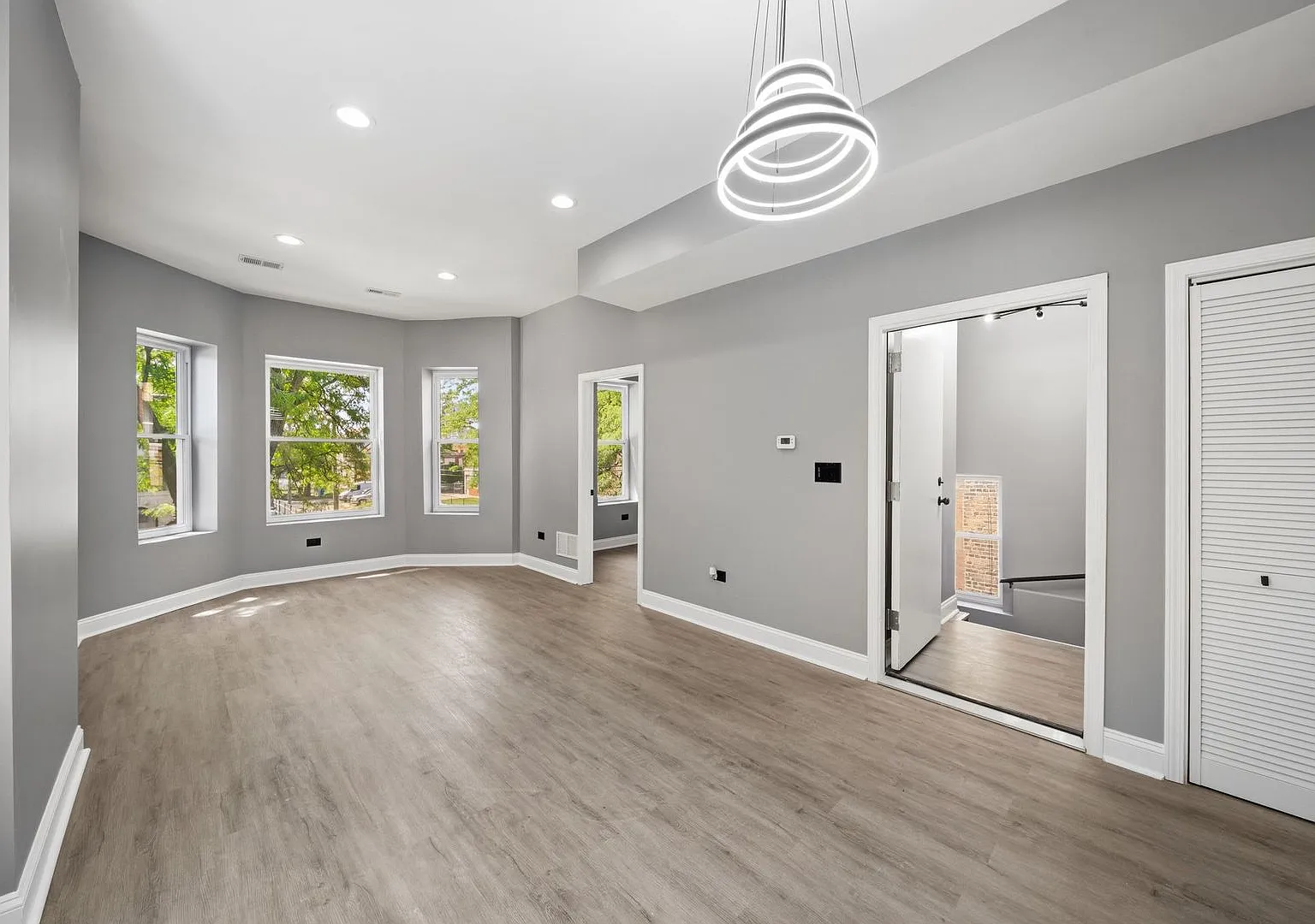 3 bed, $2,000 — Photo 2