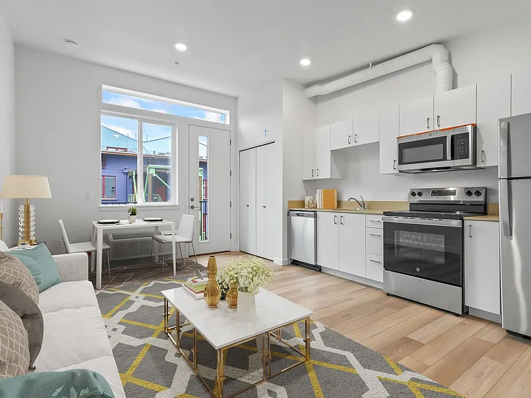 311 Graham — Photo 21