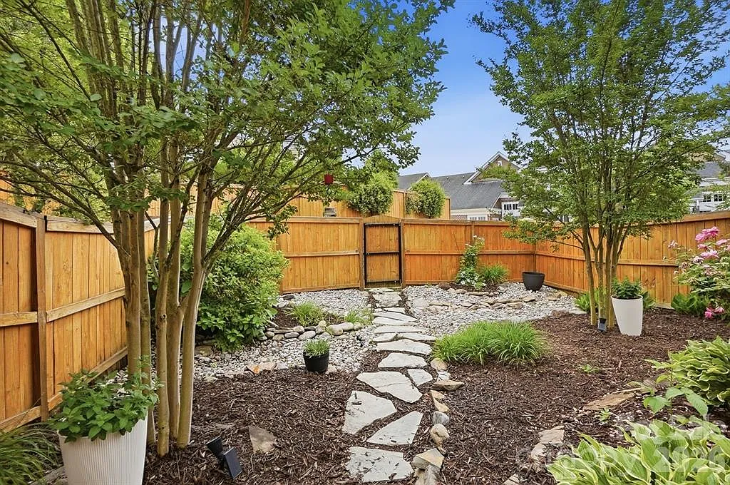 3 bed, 1625 sqft, $2,590 — Photo 3