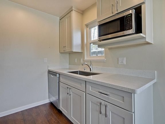 4th image of 2822 Regnart Way
