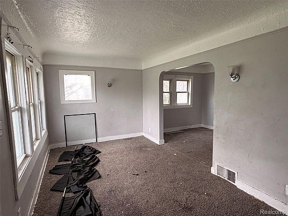 4th image of 14002 Vaughan St