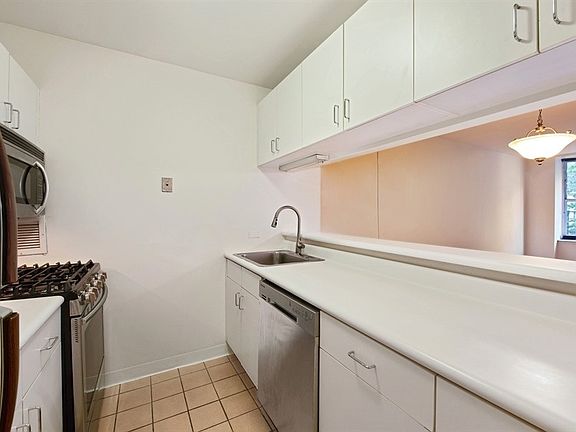 4th image of 2250 Broadway APT 2J