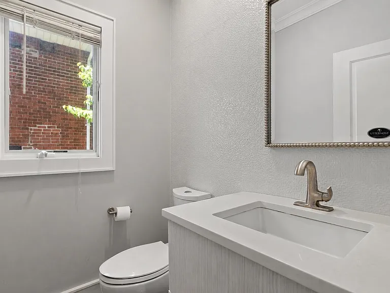 1627 John St #A — Photo 9