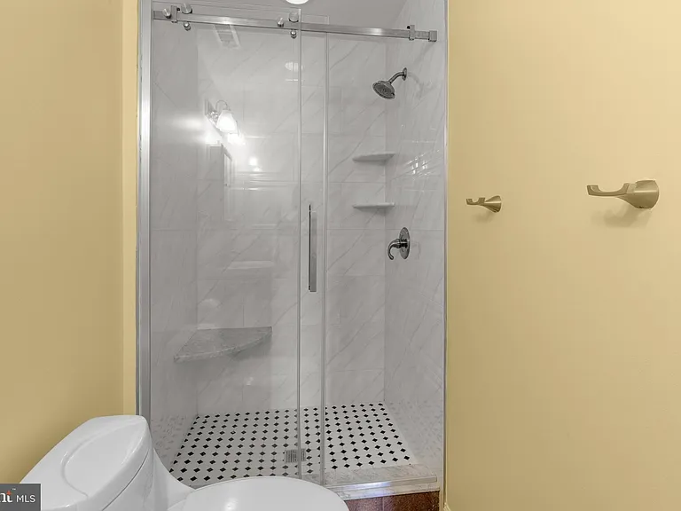 2476 Emerald St — Photo 15