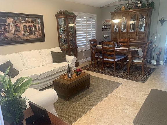 Front room / Dining room