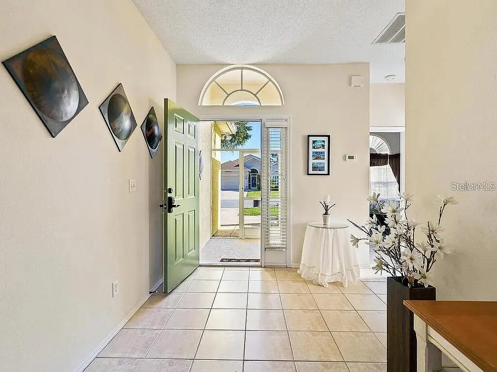 4 bed, 2.0 bath, 1816 sqft, $3,700 — Photo 3